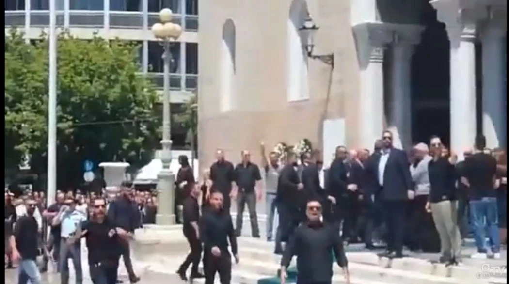 Αποδοκιμασίες και ένταση στην άφιξη Μαρινάκη στην κηδεία του Παύλου Γιαννακόπουλου – Τού πέταξαν νερά (βίντεο)
